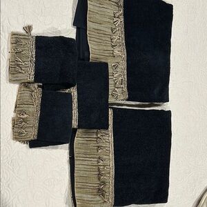 Elegant Black and Gold Towel Set